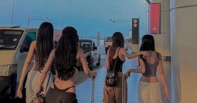 Nhóm 4 cô gái mặc áo bra, quần trễ lộ eo, hông gây chú ý ở sân bay
