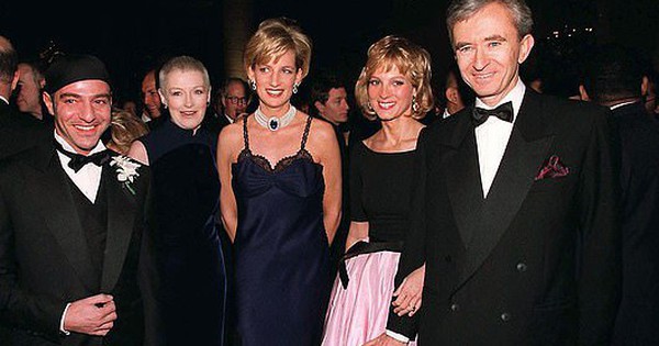 Vương phi Diana từng ghi dấu ấn khó quên tại Met Gala với chiếc váy phóng khoáng mang tuyên ngôn về hôn nhân của bà