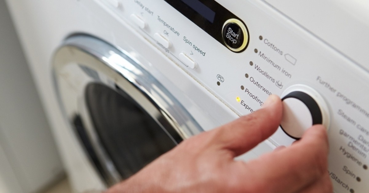 Trên máy giặt có một công tắc, bật nó lên tiết kiệm được một nửa tiền điện mỗi năm