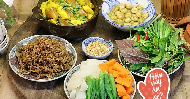 Ca sĩ Nguyễn Ngọc Anh nấu "bữa ăn quốc dân", con gái lớn xuýt xoa dụ mẹ mai này mở quán