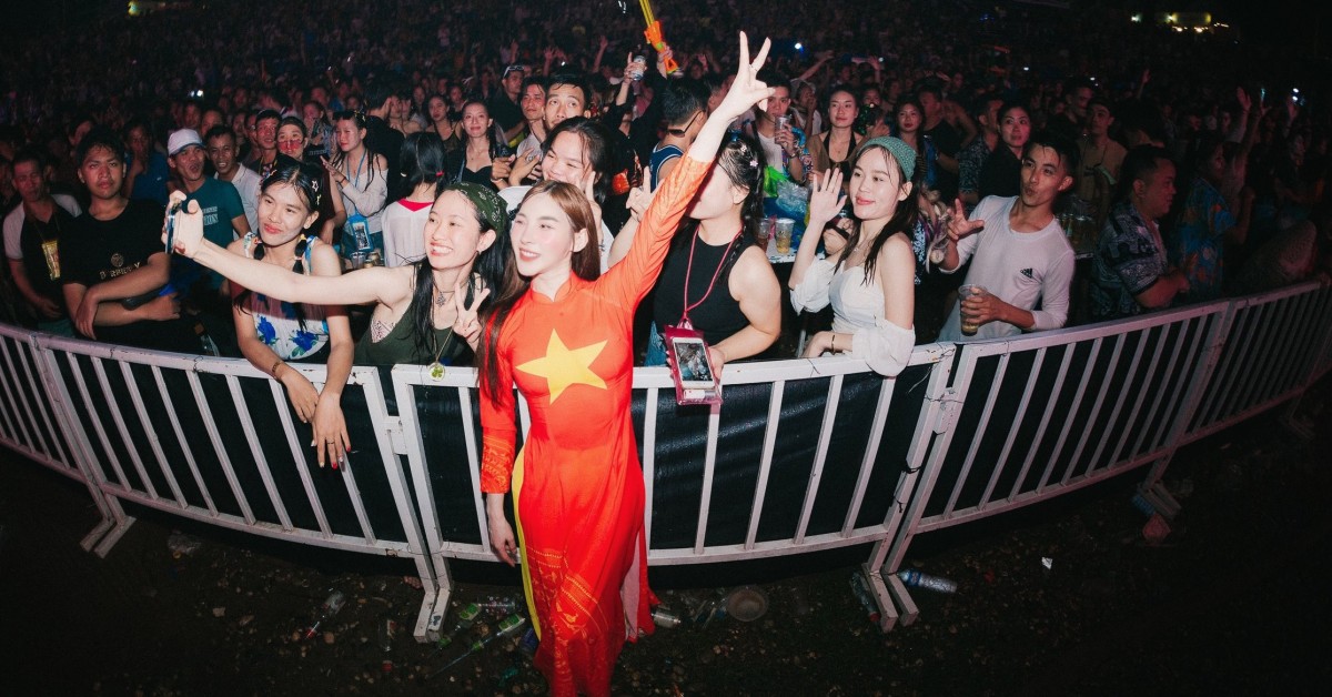 Nữ DJ miền Tây mặc áo dài biểu diễn trước 10 nghìn người ở Lào gây "sốt"