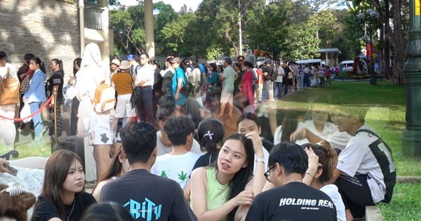 Clip giới trẻ TP HCM xếp hàng dài mua vé vào Dinh Độc Lập, cà phê bệt "hóng gió" trong ngày toàn dân nghỉ lễ
